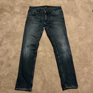 Mörkblå Linbergh jeans slim fit - Snygga mörkblå från lindbergh. Modellen är slimfit. Jeansen är tillverkade i stretchigt denim för extra komfort. W 33, L 32