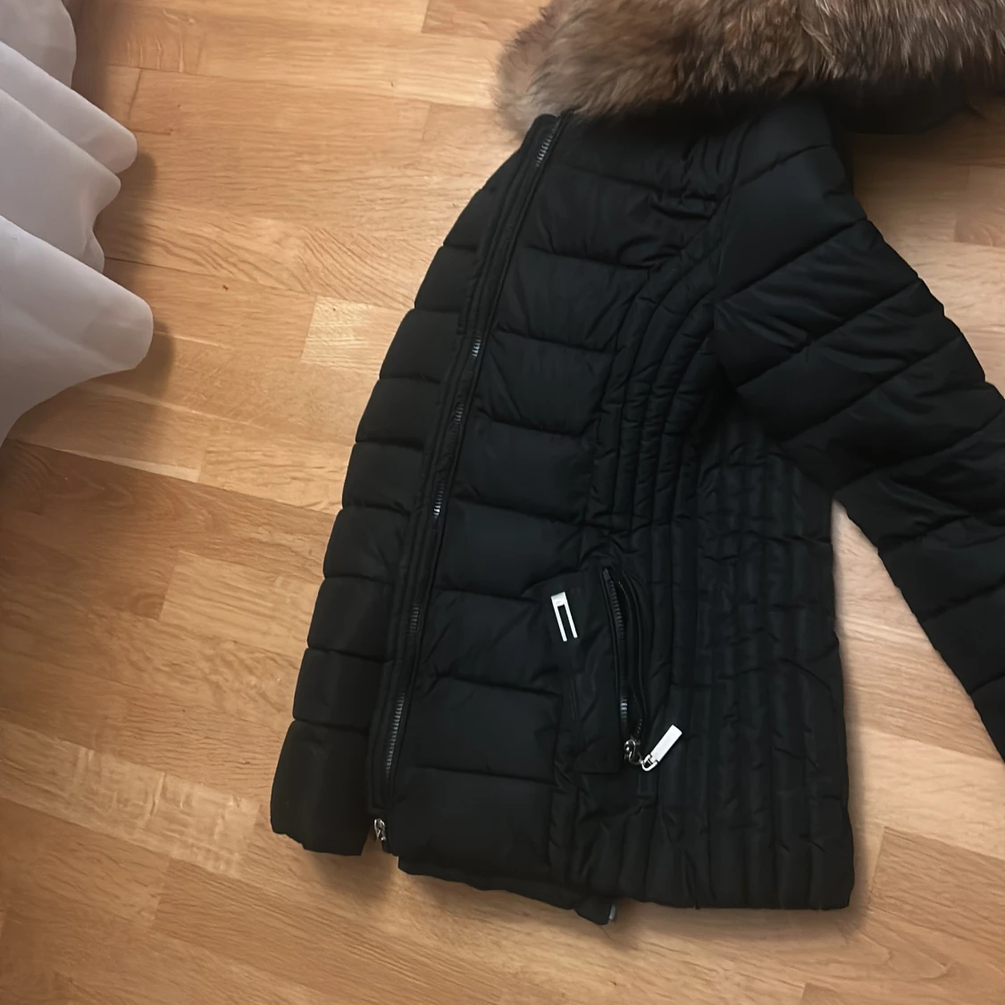 Svart pufferjacka med pälsluva märket GAROFF - 2