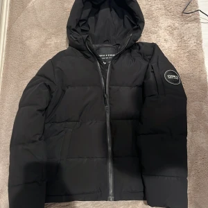 Vinter jacka , varm och mjuk på insidan, toppskick! - Jackan ser helt ny ut .Säljer min supply & demand vinter jacka för 419kr, jackan är använd max 4 gånger. Storleken är 12-13 men sitter bra på någon som är mellan 155-165 . Fraktar samma dag!👍