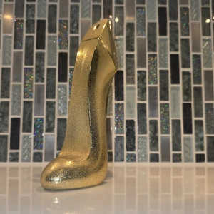 Good Girl Eau de Parfum 80ml - Snygg och glittrig parfymflaska formad som en klack, perfekt för dig som vill sticka ut. 80 ml Eau de Parfum. Tillverkad i Spanien.