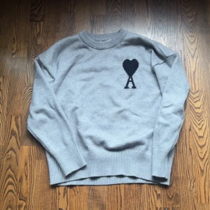 Grå stickad tröja från Ami Paris - Grå ami Paris tröja storlek M passar perfekt på mig som är 182cm och väger runt 70 kg. Mycket bra skick