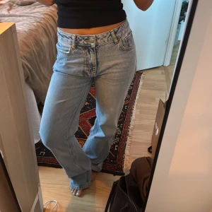 Mid waist jeans  - Mid waist jeans från bikbok, strl 26 i midja och 30 i längd!! 🥰🥰