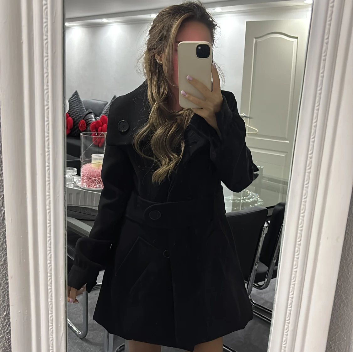 Svart trenchcoat med bred krage - 4