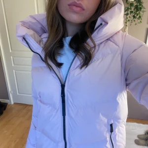 Jacka från Zalando - Pris kan diskuteras - Säljer den här superfina ljusrosa vinterjackan! Köpte på Zalando, märket ragwear, för ca 2 veckor sen för 1900kr. Säljer då jag köpte för stor storlek. Den är jätte mysig och varm, pris kan diskuteras!💗