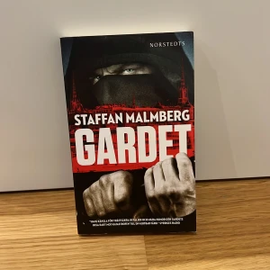 Gardet - En spännande och samtida roman om vad som händer när vanliga människor tar lagen i egna händer. Med skarpa detaljer och mörk humor skildras ett Stockholm där gränsen mellan rätt och fel suddas ut. Perfekt för dig som gillar intensiva berättelser med samhällsengagemang.
