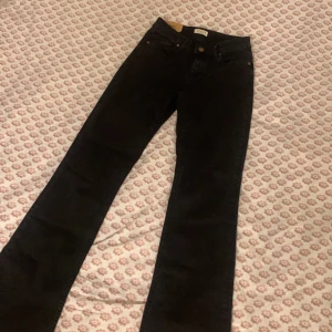 Svarta bootcut jeans lindex - Ett par svarta vanliga bootcut jeans från lindex i storlek 36. Helt oanvända. De är mid waist, snygga stilrena jeans som passar till vardags eller om man vill klä upp med någon fin blus, tröja🤍