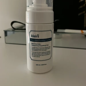 Klairs Rich Moist Foaming Cleanser - Skonsam och återfuktande rengöring som ger ett mjukt lödder och passar för känslig hud. Älskar denna, men säljer för min hud tyckte inte om den. Knappt använd! Säljer därför för bra pris🫶🏻
