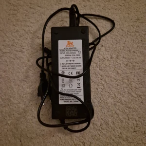 Kukirin g2 laddare - Säljer min kukerin g2 laddare för att den har blivit snådd och jag har ingen användning till det.