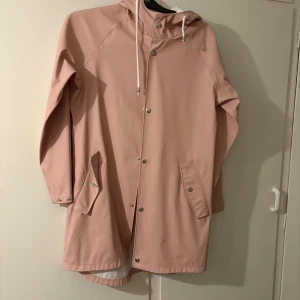 Ljusrosa regnjacka från 157 - Snygg regnkacka nästan öanvänd strlek S💓