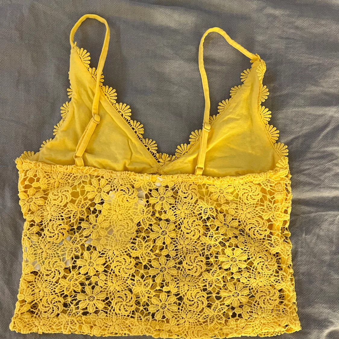 Gul spetsig linnetopp från H&M - 1