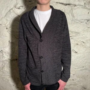 Grå stickad kofta  - Väldigt skön kofta.😁 perfekt för en stilren look.🫡