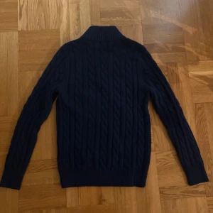 Marinblå half-zip  Polo Ralph Lauren - Polo Ralph Lauren half zip. Använd bara en få tal gånger. Storlek: M