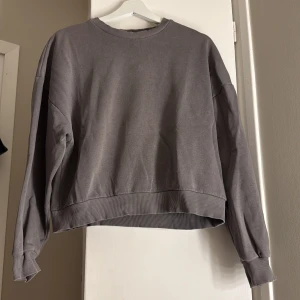 Grå sweatshirt från Gina Tricot - En stilren grå sweatshirt från Gina Tricot, perfekt för chill dagar.⭐️⭐️