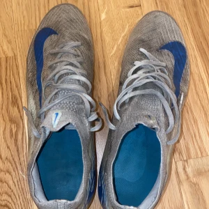 Nike fotbollsskor i blått - TAR BYTEN. Säljer ett par Nike mercurial vapor 16. Dom är använda i nåra veckor men inga skador. Dom är bara smutsiga och kan tvätta innan jag skickar iväg dom. 