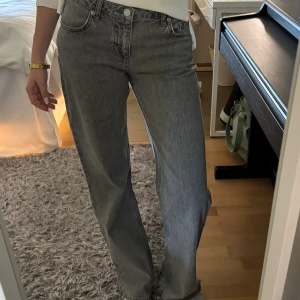 Low waist jeans - Snygga lågmidjade gråa jeans! Lite slitna längst ner, nypris 699 kr