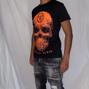 Philipp plein t shirt strl XS - Helt ny. Fin replika med grym kvalitet. Modellen är 175cm lång, bär storlek XS på bilden. Pris: 649kr. Först till kvarn som gäller. Skickas direkt inom 24h