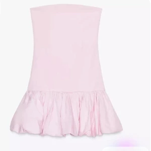 Rosa klänning - Så söt Zara klänning i m men passar även s och kanske xs då den är liten i storlek🩷🩷