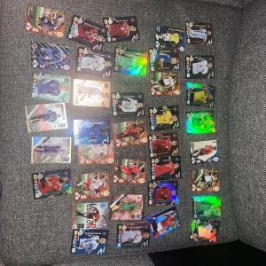 Säljer mina fotbolls kort jag haft ett tag! - Jag säljer några fotbollskort jag haft länge. De är äkta och i bra skick, men vissa har små repor. Perfekt för samlare eller dig som bara gillar fotbollskort. Skriv om du är intresserad eller vill se fler kort. Priset kan diskuteras! 