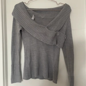 Grå stickad topp omlott knappar krage - Supersöt grå tröja med krage och stora knappar. Bra skick men lite nopprig. Perfekt nu för höst/vinter❤️Storlek S från Jennyfer 