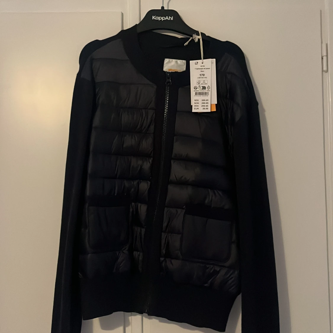 Mörkblå lättviktsjacka Gina Tricot