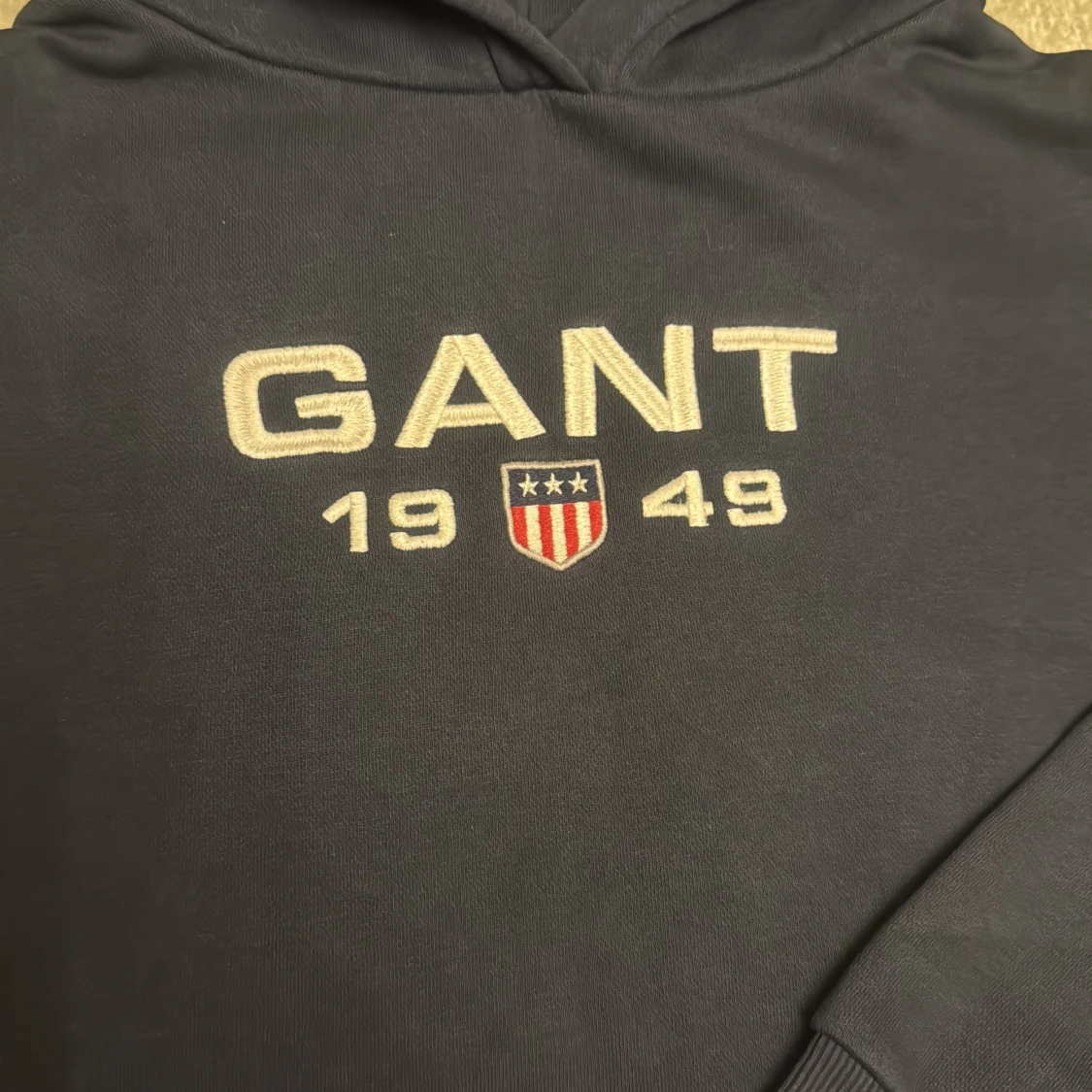 Marinblå hoodie från GANT - 3