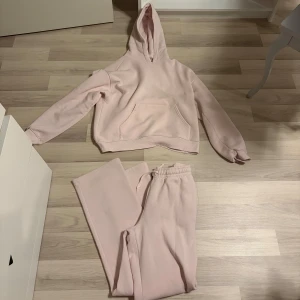 Mjukis set - Snyggt mjukisset från Gina tricot i deras populära modeller. Settet kommer inte till användning för mig och har endast testats. Båda delarna är i storlek S🤍