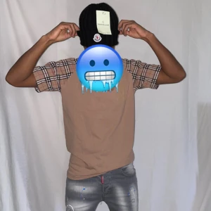 Moncler mössa svart - Helt ny. Fin replika med grym kvalitet. One size. Pris: 399kr. Först till kvarn. Skickas direkt inom 24h