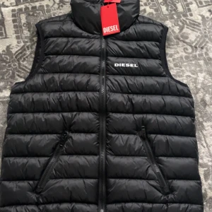 Diesel väst  - Säljer nu min väst då jag aldrig använt den och den bara hängt i garderoben. Och storleken på den är 164. 