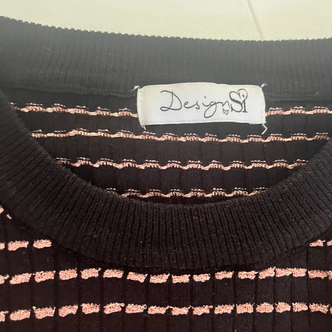 Svart och rosa randig tröja Design by Si - 2