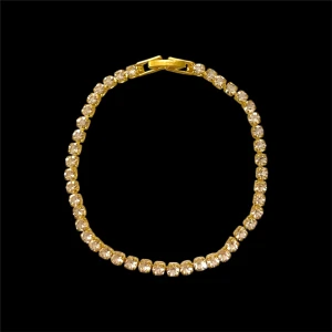 Moissanite armband - Helt ny moissanite armband. Storlek 17,5cm. Bästa kvalité ute på marknaden. Färgen är guld. 2,5karat på själva moissaniten. Fraktar inom 1-3 dagar