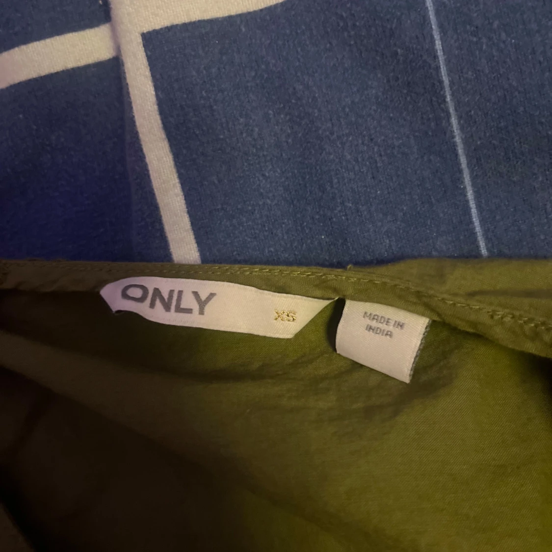 Grön blus med volanger från ONLY - 2