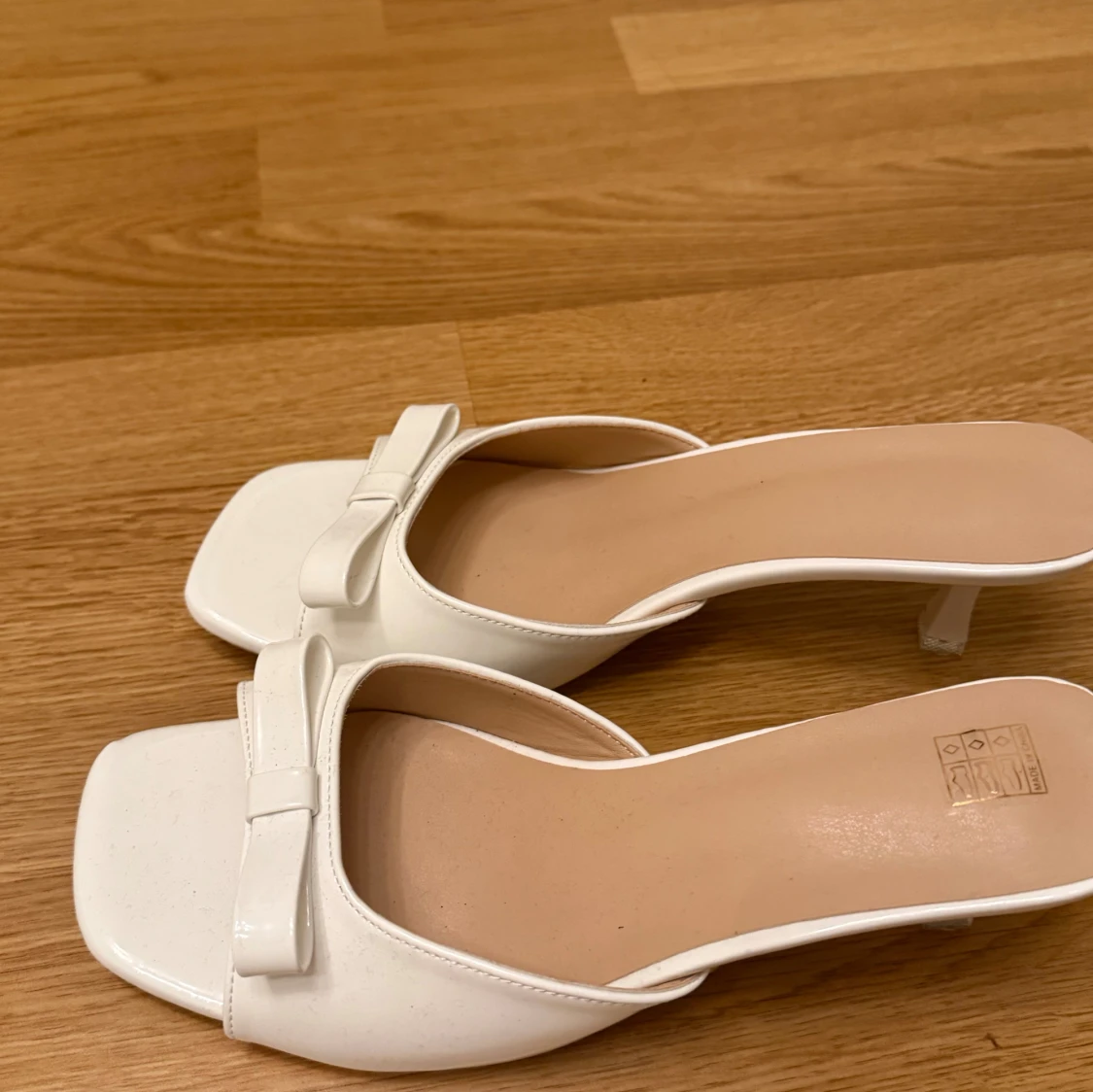 Vita klackar med rosett och låg klack - 2