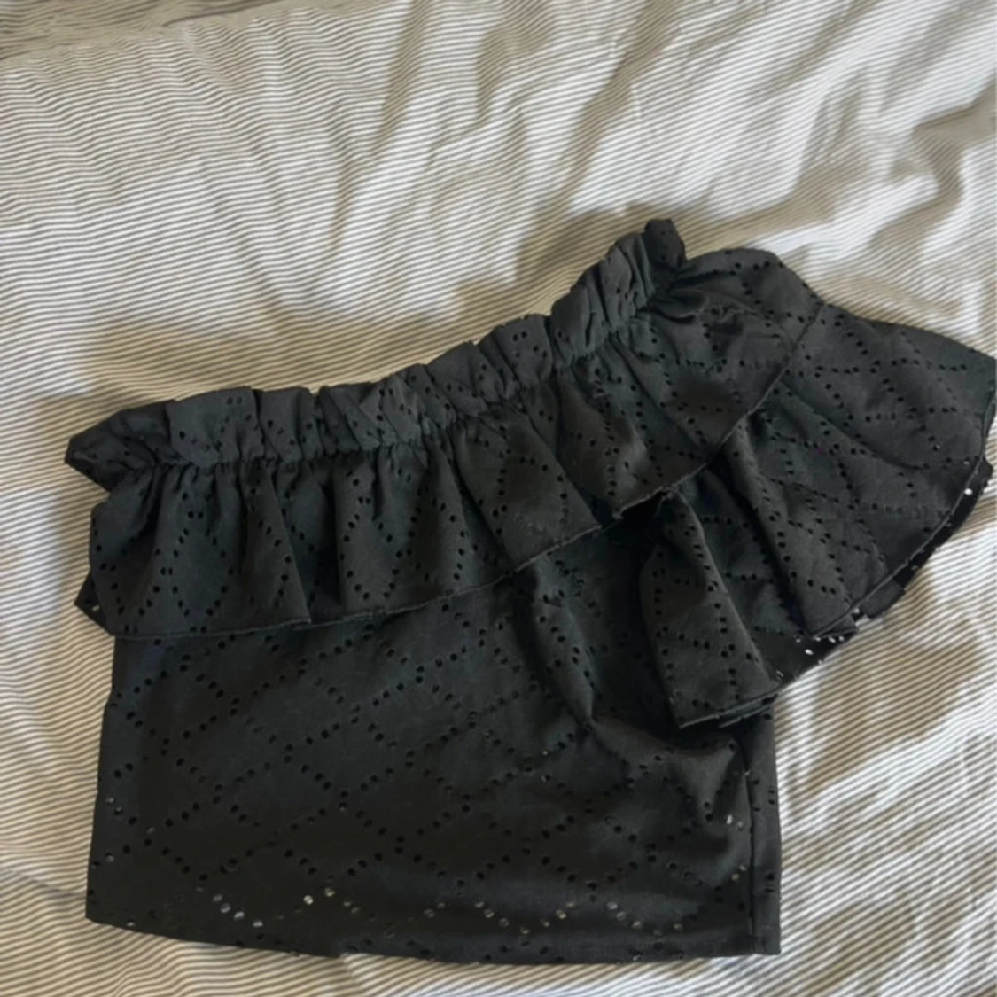 Svart kortkjol med volang