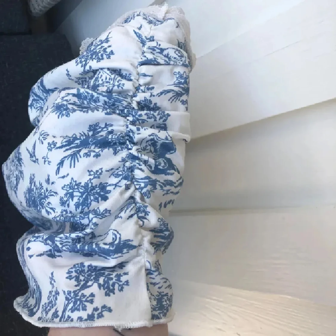 Vit och blå kortkjol med spetskant - 2