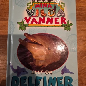 Mina vilda vänner: Allt om delfiner - Upptäck delfinernas fascinerande värld! Lär dig om hur de lever, vad de äter, deras fiender och varför de älskar att hoppa. Perfekt för dig som är nyfiken på djur och vill veta mer om havets charmiga vänner. Färgglada bilder och roliga fakta gör läsningen extra kul.