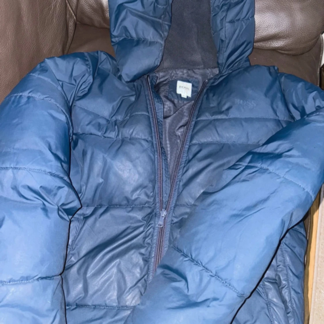 Blå pufferjacka från Hugo Boss