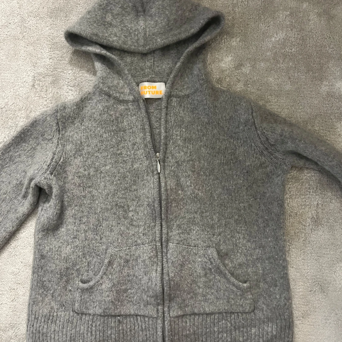 Grå stickad hoodie från From Future - 1