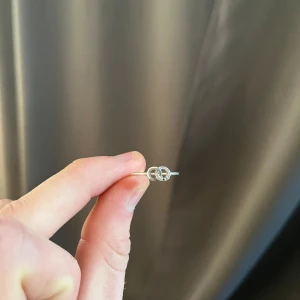 Silverring med Dior-logga - Snygg och tunn silverring från Dior med den klassiska CD-loggan framtill. Ringen har en minimalistisk design och är perfekt för dig som gillar stilrena accessoarer med en touch av lyx. Passar både som statement eller i kombination med andra ringar.