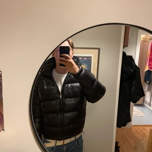 Vinter pufferjacka ZARA - En jacka i nyskick från ZARA som håller både värmen och stilen. Jackan är vadderad så att det håller värmen riktigt bra. Hög krage med justerbar huva. Nypris: 1 395 kr