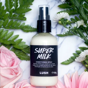 Super Milk Conditioning Spray från Lush - Super Milk Conditioning Spray från Lush i en vit plastflaska med svart spraymunstycke och etikett. Innehåller 100g och är en mjölkig leave-in spray. Endast provad.