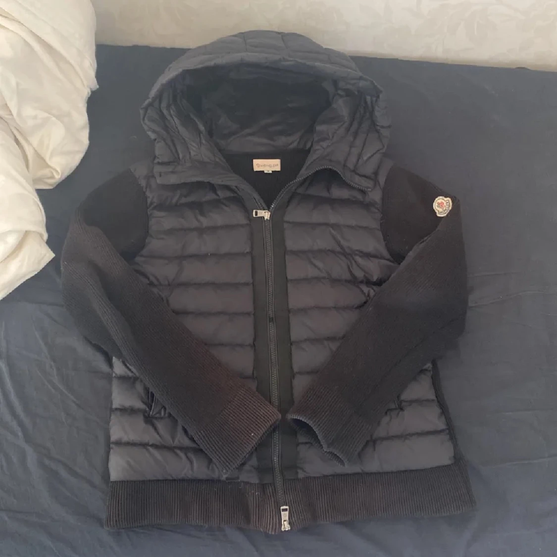 Svart pufferjacka från Moncler S