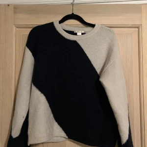 randig stickad tröja  - Snygg randig stickad tröja från Gina Tricot i svart och vit med coolt diagonalt mönster. Rund halsringning och långa ärmar.Passar till jeans eller kjol för en chill look.