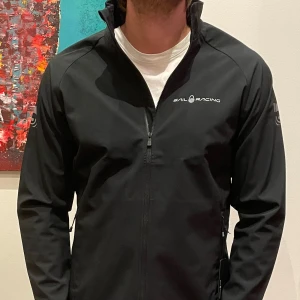 Helt ny Sail racing jacka - Tjena, säljer en helt ny och oanvänd sailracing jacka med lapp kvar. Skick 10/10 inga defekter. Storlek L. Skriv vid funderingar!