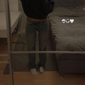 lågmidjade jeans - Köpte byxorna av en tjej för 60kr men dom var förstora för mig, dom är väldigt stora i storleken så det står S men skulle nog passa M/ L men dom är väldigt lång i benen så någon som är över 170 så skulle dom vara perfekt i längden💕priset går att diskutera💕