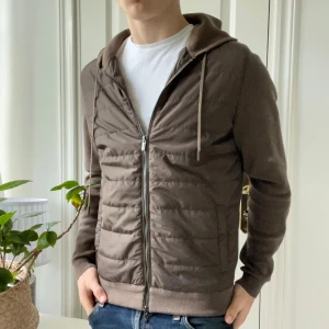 Massimo Dutti cardigan - Massimo Dutti cardigan M, sjukt sjukt nice passform och skön cardigan i allmänhet. Modellen är 180,75 kg. Liten fläck vid ärmen som ni ser men märks inte riktigt, den är bara fodrad där fram. Kom med frågor! Kolla whalan.vetements på TikTok för fler bilder/ videos på cardiganen!