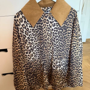 Ganni jacka - Väldigt fin jacka från ganni, nästintill oanvänd. Nypris: 4295kr. 