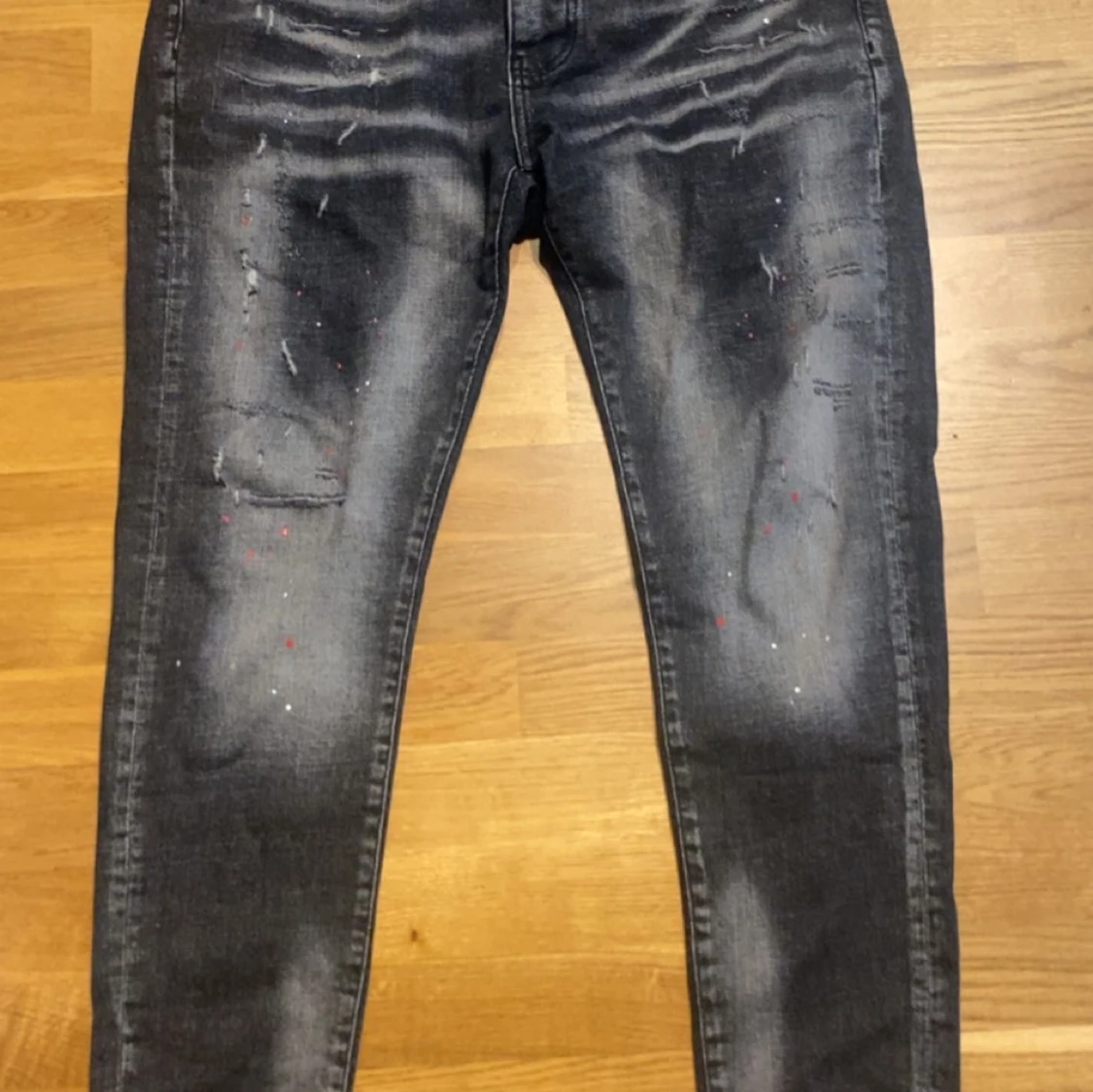 Svarta jeans med tryck och färgstänk - 3
