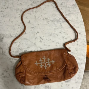 Sameslöjd väska  - En sameslöjd väska! Mycket fin och är i bra skick! Vita toner på vissa ställen men inget som märks!