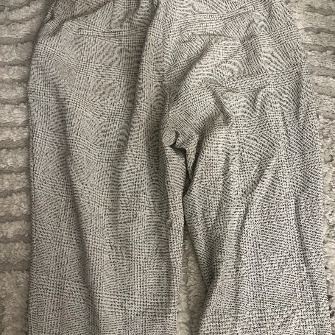 Grå rutiga kostymbyxor från H&M - 3