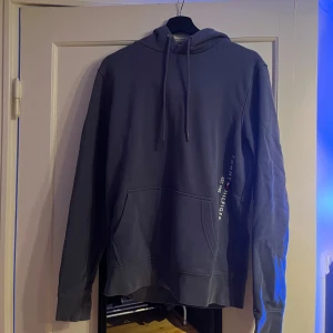 Blå hoodie från Tommy Hilfiger - Skön hoodie som inte används. Storlek M